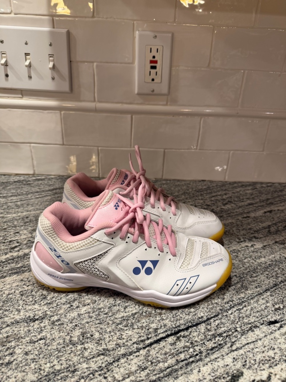 Women’s Yonex Power Cushion 210 Badminton Shoes Size 7.5